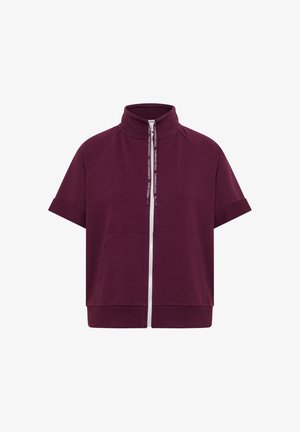 Kortærmet, bordeaux lynlåstrøje med ribstrikket krave og kant, forlommer og snører med hvid tekst.