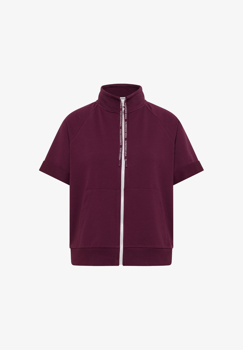Veste zippée bordeaux à manches courtes avec col et bas côtelés, poches avant et cordons imprimés de texte blanc.