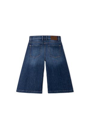 Short en jean bleu foncé à jambes larges avec deux poches arrière et une étiquette de marque en cuir marron à la taille.