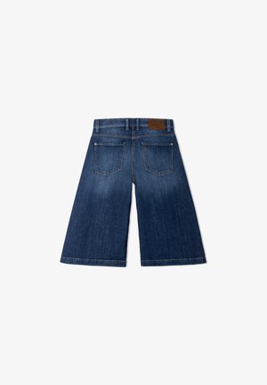 Donkerblauwe denim short met wijde pijpen, twee achterzakken en een bruin leren merkembleem op de tailleband.