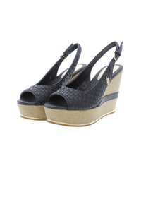 Černé pletené klínové sandály s otevřenou špičkou, slingback styl, s jute rope platformou a jemnými zlatými kovovými akcenty.