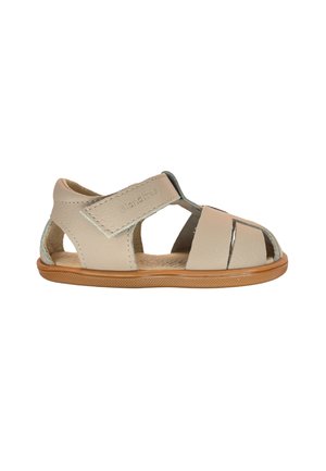 Beige læder sandal til små børn med lukkede tæer, åbne sider og en brun gummisål med velcrolukning.