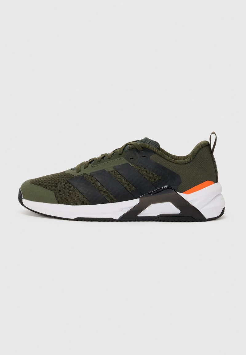 Basket de sport vert olive avec des bandes noires, une semelle blanche, un cadre de soutien noir et un petit accent orange sur le côté du talon.