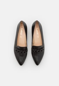 Mocassins en cuir noir avec un bout pointu et un détail enchaîné sur le dessus. Texture lisse avec un intérieur neutre et un logo doré.