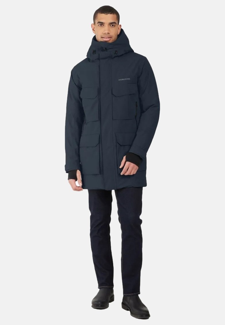 Mörknavy parka-jacka med flera framfickor, en dragsko på huvan och ribbade manschetter; tillverkad av vattenavvisande tyg.