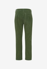 Pantalon vert à jambes droites vu de dos avec une poche carrée unique sur le côté droit et des passants pour ceinture à la taille.