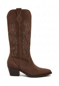 Bottes de cowboy en suède marron avec des coutures blanches décoratives, bout pointu et talon bloc empilé.