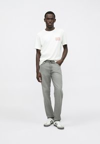 Jack & Jones JORBOWIE TEE CREW NECK - Μπλουζάκι με στάμπα - egret