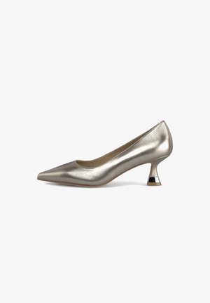Scarpa con tacco alto in oro metallizzato, dalla punta affusolata e un tacco corto e unico con un accento nero alla base. Texture liscia.