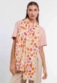 Let scarf lavet af blødt stof med et farverigt frugtmønster på en lys baggrund, med frynset kanter.