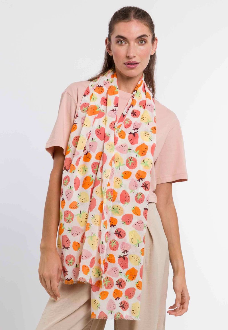Let scarf lavet af blødt stof med et farverigt frugtmønster på en lys baggrund, med frynset kanter.