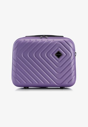 Fialový kufr s tvrzeným povrchem, geometrickým vzorem, texturovaným povrchem a zipovým uzávěrem. Obsahuje černé kovové doplňky a akcenty s logem.