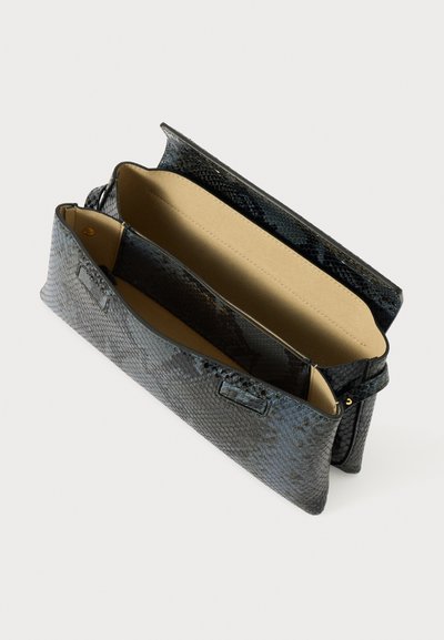 Clutch nero con motivo a serpente, caratterizzato da un esterno liscio e un interno beige. Presenta due scomparti e dettagli hardware minimalisti.