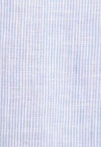 Tissu bleu clair et blanc avec un motif à fines rayures verticales, montrant une texture tissée détaillée.