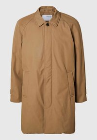 Cappotto impermeabile marrone con colletto, chiusura frontale a bottoni e tasche laterali. Caratterizzato da una linea dritta e una texture liscia.