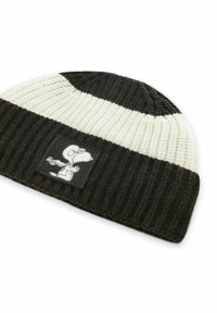 Gebreide muts in zwart en crème met een geribbelde textuur. Heeft een patch met een cartoonfiguur ontwerp op de omslag.