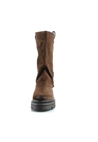 Botte mi-mollet en daim marron avec bout rond, semelle noire épaisse et zip sur le côté, vue de face sur fond blanc.