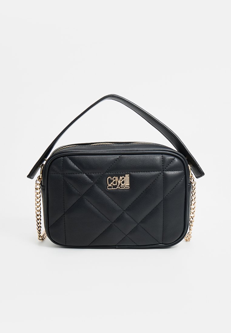 Bolso de cuero sintético acolchado negro con un logo dorado. Cuenta con un asa superior y una correa de cadena dorada. Forma rectangular con una textura suave.
