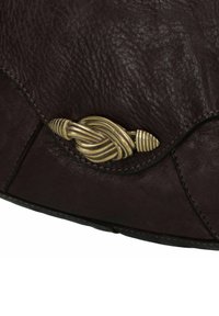 Borsa in pelle marrone scuro con superficie testurizzata, dotata di un dettagli metallici a chiusura annodata, bordi arrotondati e cuciture a contrasto.