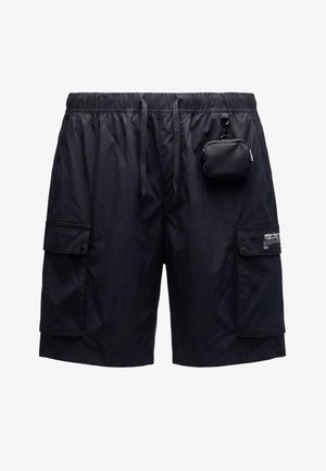 Pantaloncini cargo neri con vita elastica, coulisse, tasche laterali con patta e una piccola pochette staccabile agganciata al lato destro.