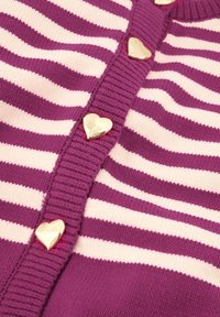 Paars en wit gestreepte cardigan met een ribbelstructuur, voorzien van ronde hartvormige knopen in goudkleur aan de voorkant.