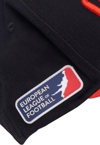 Baseballcaps i marineblå med oransje sømmer. Har et gummimerke med blå, hvite og røde detaljer for European League of Football.
