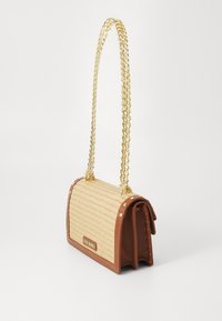 Tan leren en geweven stro handtas met een gouden kettingband, voorzien van gouden hardware accenten en een merklabel aan de voorkant.