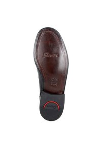 Semelle de chaussure en cuir marron avec bords cousus, nom de la marque embossé, symbole de qualité du cuir, et talon noir avec accent rouge et logo.
