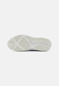 Vitt sneakersula med ett strukturerat fiskbensmönster, med en rundad form, släta kanter och subtil märkning.