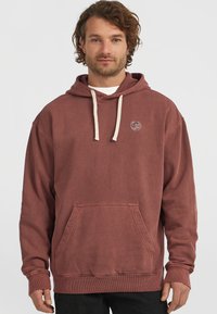 Bordeaux hoodie gemaakt van zachte katoen, met een voorzak, trekkoorden en een klein logo op de borst. Relaxte pasvorm met geribbelde manchetten.