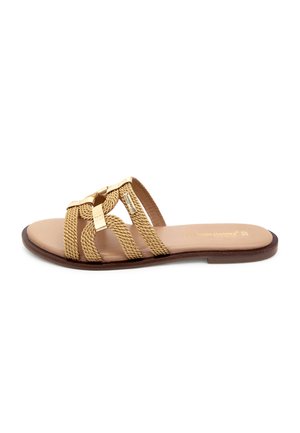 Sandalias doradas tejidas con suela plana, que cuentan con múltiples tiras trenzadas y una plantilla lisa de color marrón claro. Diseño simple y elegante.