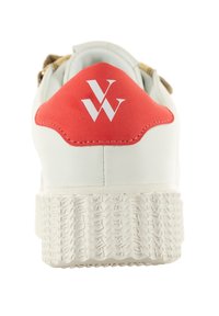 Sneaker blanche avec une semelle en caoutchouc texturée. Présente un panneau arrière rouge avec un logo blanc. Accentuée d'un détail de lacets beige clair.