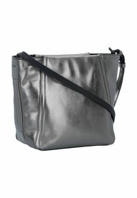 Metallisch graue Umhängetasche mit glatter Textur, strukturiertem Design, verstellbarem Tragegurt und minimalistischen Hardware-Akzenten.