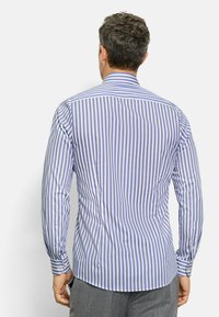 Langarmshirt mit hellblauen und weißen vertikalen Streifen, mit Knopfmanschetten und klassischem Kragen, aus einem glatten Baumwollmischgewebe.