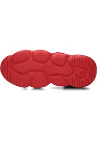 Rode rubberen schoenzool met een gestructureerd oppervlak, voorzien van ronde en lineaire groeven voor grip, en zichtbare merksymbolen.