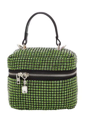 Borsa a mano quadrata rivestita di strass verdi, con chiusura lampo, dettagli neri e un manico corto. Include hardware in argento.