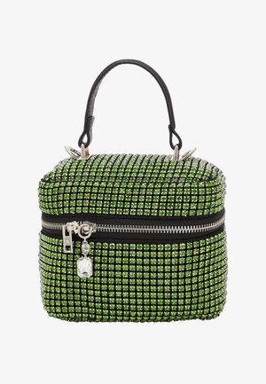 Zöld, gyémántcsiszolt kézitáska, négyzet alakú, cipzáras záródással, fekete díszítésekkel és rövid fogantyúval. Ezüst kiegészítők találhatók rajta.