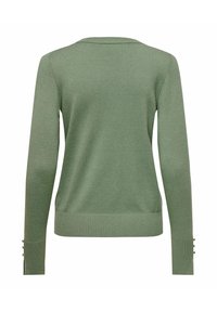 Grön stickad tröja med rund halsringning, långa ärmar och knappdetaljer vid ärmslut. Slät textur, figurnära passform.