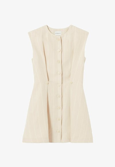 Vestito beige senza maniche con strisce bianche verticali, corpetto strutturato, chiusura frontale con bottoni e orlo svasato. Il tessuto sembra avere una texture.