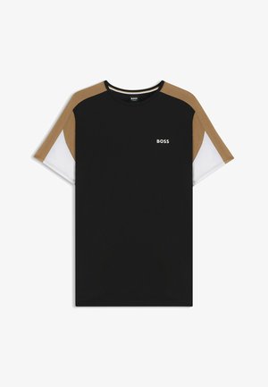 Zwarte T-shirt met tan en witte kleurgebroken mouwen. Bevat het "BOSS" logo op de voorkant. Gemaakt van zachte katoenen stof. Korte mouwen ontwerp.
