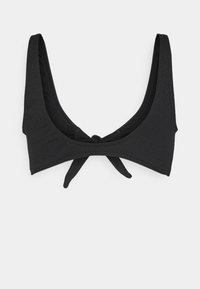 Top de biquíni preto com um acabamento texturizado, alças largas e um detalhe à frente do centro. Design simples e ajustável.