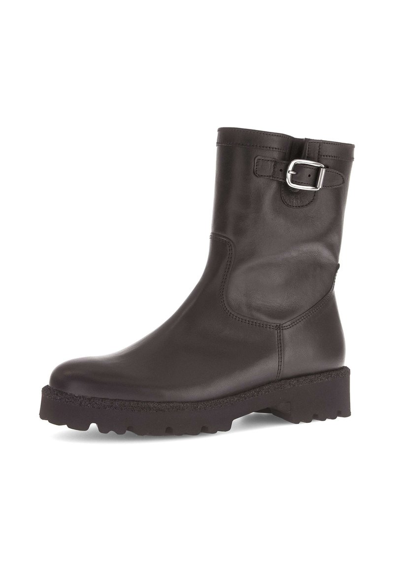 Zwarte leren enkelboot met een gladde afwerking, ronde neus en een zilveren gesp als accent. Beschikt over een chunky, gestructureerde zool voor grip.