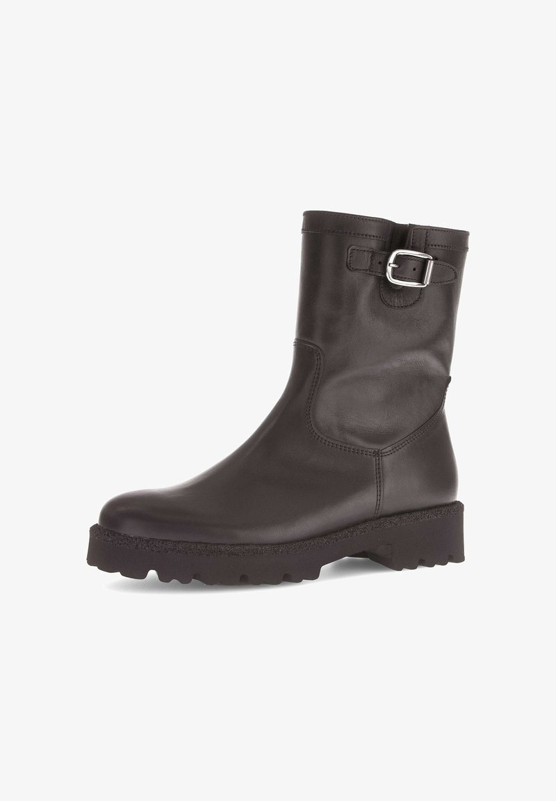 Zwarte leren enkelboot met een gladde afwerking, ronde neus en een zilveren gesp als accent. Beschikt over een chunky, gestructureerde zool voor grip.