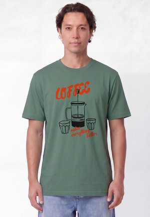 watapparel, COFFEE MAKES EVERYTHING BETTER UNISEX - T-Shirt print - green bay