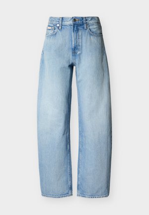 Jean en denim bleu clair à coupe droite avec cinq poches, passants pour ceinture et fermeture à bouton sur le devant.