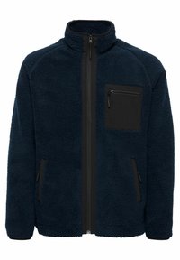 Marineblauwe fleece jack met hoge kraag en ritssluiting, voorzien van een zwart ritsborstzak en zijzakken, met een gestructureerde stof.