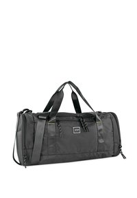 Bolsa de deporte negra fabricada con un tejido duradero que cuenta con dos asas superiores, una correa de hombro ajustable y compartimentos con cremallera para almacenamiento.