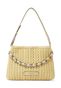 Sac à main matelassé jaune avec un design tissé, une bandoulière chaîne argentée et une texture lisse. Doté d'une plaque métallique avec logo à l'avant.