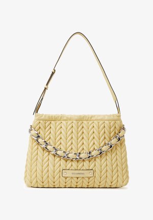 Rumena torbica iz preje z vzorcem tkanja, srebrn verižni trak in gladka tekstura. Na sprednji strani je kovinska ploščica z logotipom.