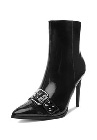 Czarne lakierowane botki za kostkę z ostrym noskiem, obcasem typu stiletto i srebrnym detalem w postaci klamry. Gładka tekstura i elegancki design.